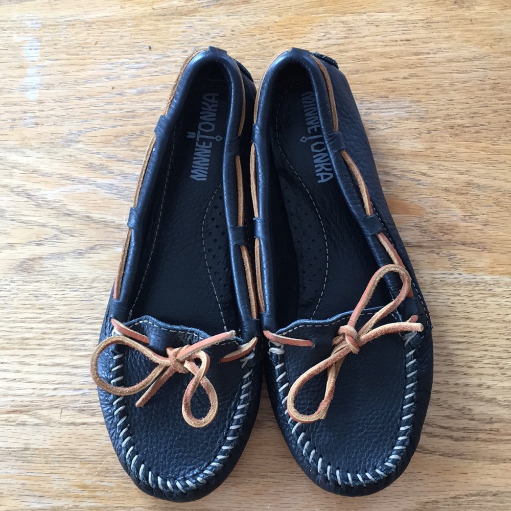 Minnetonka 610R Textured Leather Loafers Black 7.5